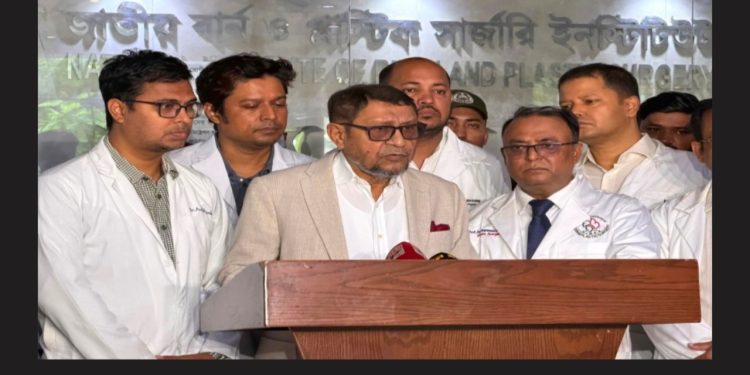 নারায়ণগঞ্জে গ্যাস লিকেজ থেকে বিস্ফোরণে দগ্ধ স্বামী-স্ত্রী ও সন্তানদের দেখতে গেলেন স্বাস্থ্যমন্ত্রী
