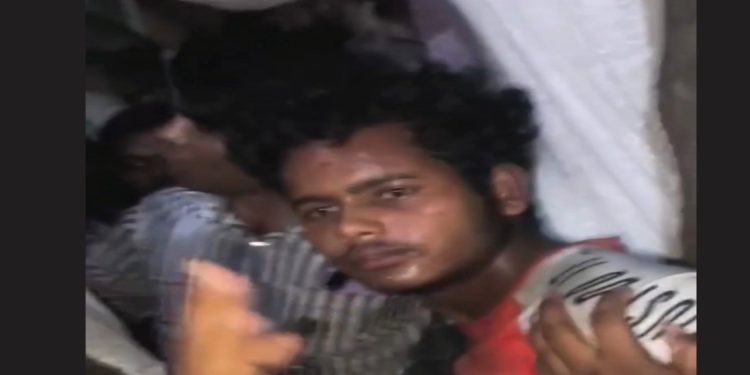 ফতুল্লার বক্তাবলীতে শিশু ধর্ষণের অভিযোগে এক কিশোরকে গনিপিটুনী, আরেকজনকে আটক