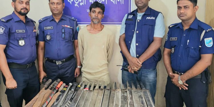 ফতুল্লায় বিপুল পরিমান দেশীয় অস্ত্র সহ রনি গ্রেপ্তার