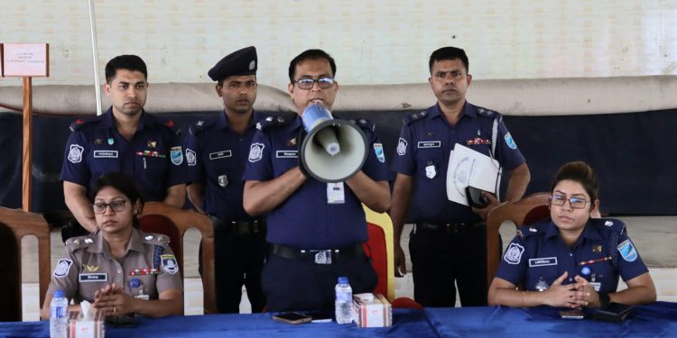নারায়ণগঞ্জে পুলিশ কনস্টেবল (টিআরসি) পদে নিয়োগের লিখিত পরীক্ষা সম্পন্ন