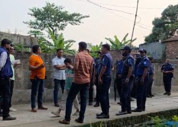 নারায়ণগঞ্জে পুলিশের ওপর হামলা চালিয়ে ৫ আসামি ছিনতাই