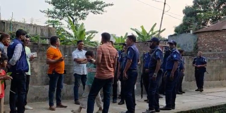 নারায়ণগঞ্জে পুলিশের ওপর হামলা চালিয়ে ৫ আসামি ছিনতাই