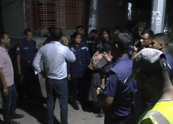 ফতুল্লায় ককটেল বিস্ফোরণ, তিনজনকে কুপিয়ে জখম ও মাদক সহ নারী আটক