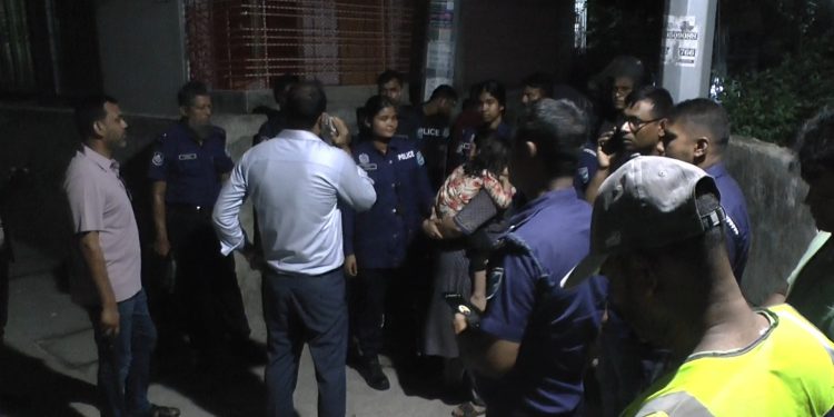 ফতুল্লায় ককটেল বিস্ফোরণ, তিনজনকে কুপিয়ে জখম ও মাদক সহ নারী আটক