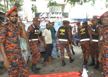ঈদযাত্রা নিরাপদ করতে নারায়ণগঞ্জে ফায়ার সার্ভিসের নৌ-মহড়া