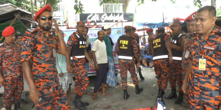 ঈদযাত্রা নিরাপদ করতে নারায়ণগঞ্জে ফায়ার সার্ভিসের নৌ-মহড়া