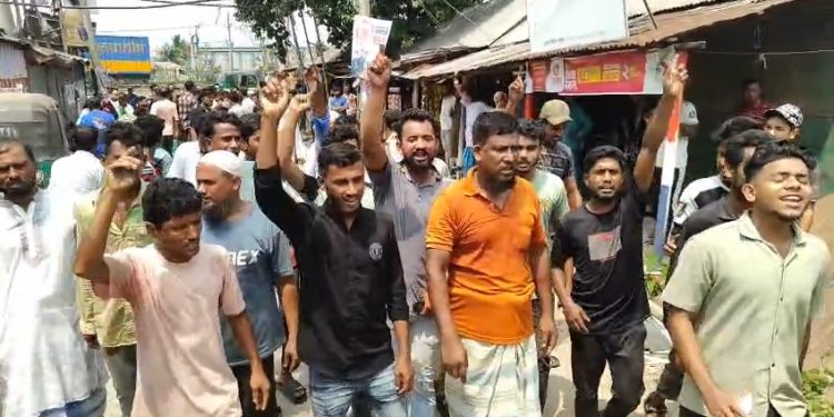সোনারগাঁয়ে চাঁদা না পেয়ে অটোরিকশা চালক হত্যার প্রতিবাদে মহাসড়ক অবরোধ