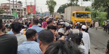 বেতন-বোনাসের দাবিতে ঢাকা-চট্টগ্রাম মহাসড়ক অবরোধ, দুই ঘণ্টা পর স্বাভাবিক যান চলাচল