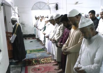 ফতুল্লায় সৌদির সাথে মিল রেখে ঈদ উদযাপন