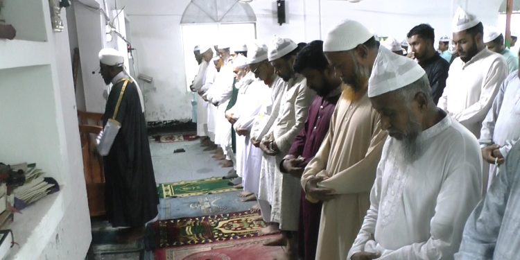 ফতুল্লায় সৌদির সাথে মিল রেখে ঈদ উদযাপন