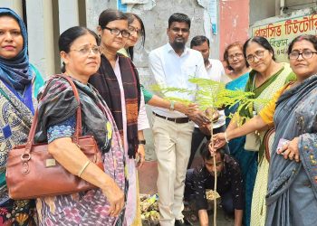 বিশ্ব পরিবেশ দিবসে না’গঞ্জে মহিলা পরিষদ’র বৃক্ষরোপণ