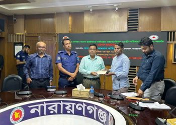 নারায়ণগঞ্জে সড়ক দুর্ঘটনায় ক্ষতিগ্রস্ত ২৮ পরিবারে চেক প্রদান