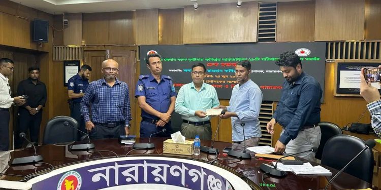 নারায়ণগঞ্জে সড়ক দুর্ঘটনায় ক্ষতিগ্রস্ত ২৮ পরিবারে চেক প্রদান