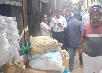 নারায়ণগঞ্জে ৬১৩ কেজি পলিথিন জব্দ করেছে পরিবেশ অধিদপ্তর