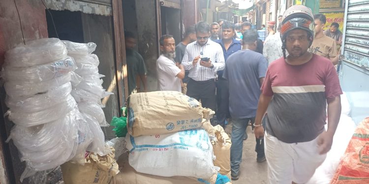 নারায়ণগঞ্জে ৬১৩ কেজি পলিথিন জব্দ করেছে পরিবেশ অধিদপ্তর
