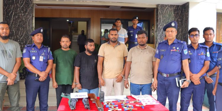 নারায়ণগঞ্জে অস্ত্র ছিনতাইকারী চক্রের ৪ জন গ্রেফতার