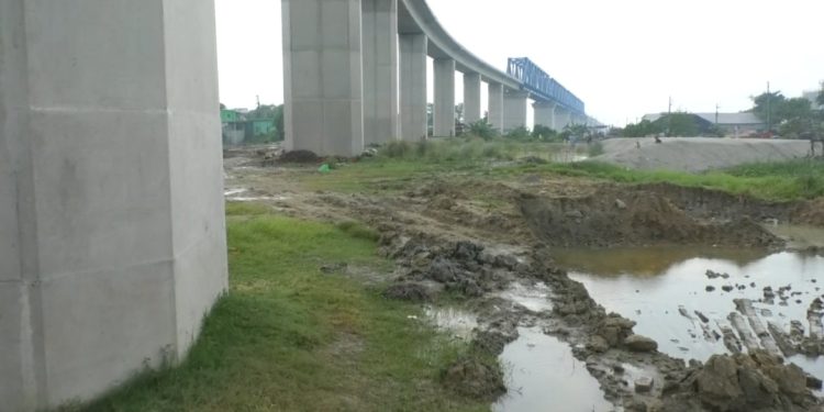 নারায়ণগঞ্জে পদ্মা সেতুর পিলারের নিচে মাটি কাটা বন্ধ করে দিয়েছে ডিসি