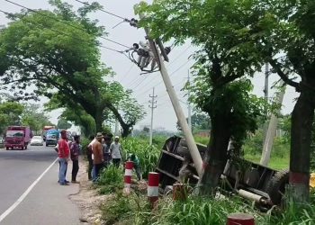 ঢাকা-চট্টগ্রাম মহাসড়কে কাভার্ডভ্যান উল্টে চালক নিহত, আহত হেলপার