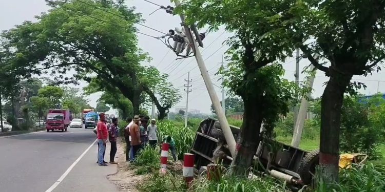 ঢাকা-চট্টগ্রাম মহাসড়কে কাভার্ডভ্যান উল্টে চালক নিহত, আহত হেলপার