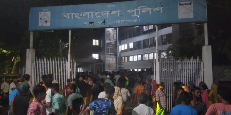 বন্দরে ছিনতাইকারীর ছুরিকাঘাতে যুবক চিকিৎসাধীন অবস্থায় মৃত্যু, থানা ঘেরাও