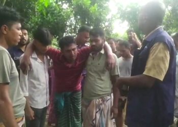 আড়াইহাজারে আসামিকে গ্রেফতারের সময় ডিবির তিনজনকে পিটিয়ে আহত
