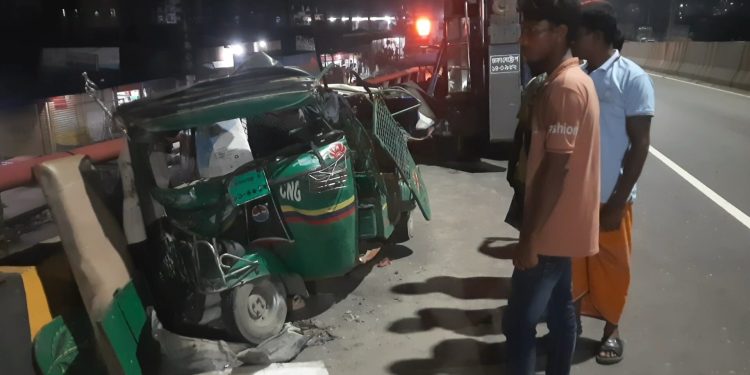 জালকুড়ি ওভারপাসে প্রাইভেটের ধাক্কায় সিএনজি উল্টে শিশু নিহত ও আহত-৪