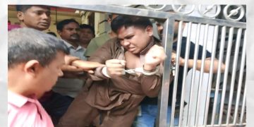 নারায়ণগঞ্জে মন্দিরে পূজার সময় উগ্রবাদী যুবকের হামলা ও ভাংচুর