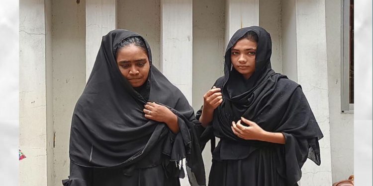 রুপগঞ্জে অটো ছিন/তাইয়ের সময় মলম পার্টির দুই নারী সদস্য আ/টক