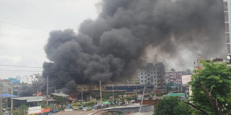 ফতুল্লায় ঝুটের গোডাউনে আগুন, এক ঘণ্টার চেষ্টায় নিয়ন্ত্রণে