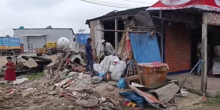 বন্দরে ভলকানাইজ ট্যাংকি বিস্ফোরণে ৩ দোকান ক্ষতিগ্রস্ত; হোটেল কর্মচারী আহত