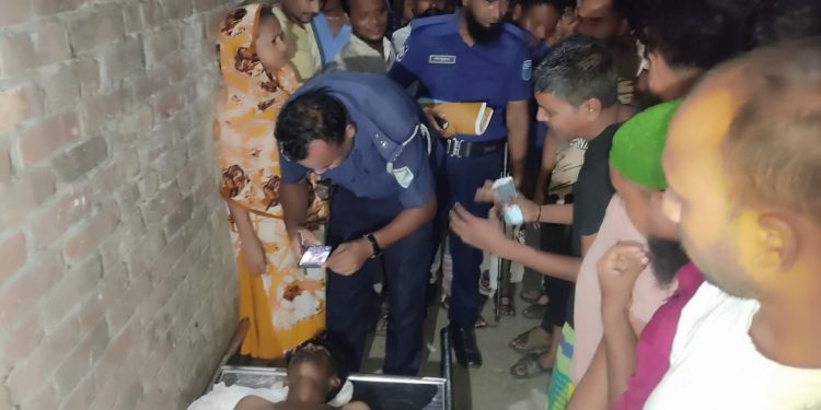 ফতুল্লায় মসজিদের ইমামের বাহিনীর গণপিটুনীতে যুবকের মৃত্যু
