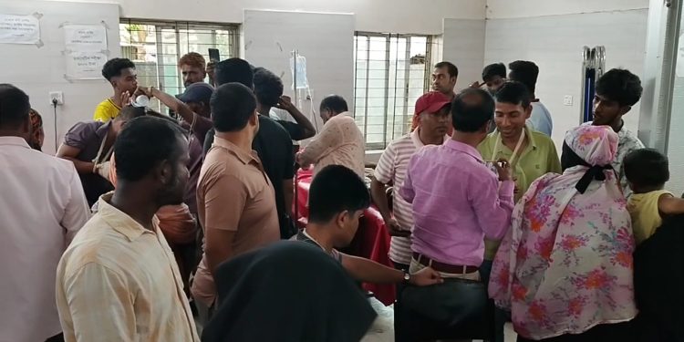 সোনারগাঁয়ে আসামি ধরতে গিয়ে তিন পুলিশ সদস্য সহ চারজনকে কুপিয়ে জখম