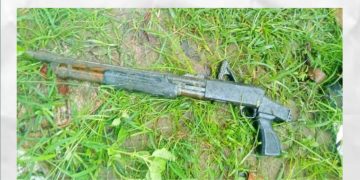 আড়াইহাজারে পুকুরে মাছ ধরার সময় জালে উঠে আসলো পুলিশের শর্টগান