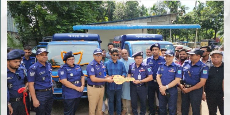 বন্দর থানা পুলিশকে ২টি নতুন টহল গাড়ি উপহার দিলেন এমপি আবুল কালাম