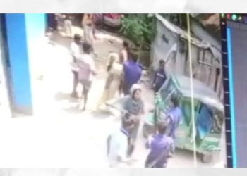 সোনারগাঁয়ে  পুলিশকে কামড়ে হাতকড়াসহ পালিয়ে গেলেন মাদক কারবারি