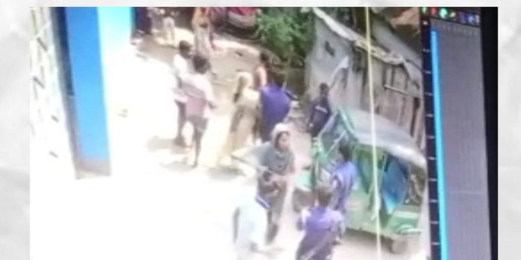 সোনারগাঁয়ে  পুলিশকে কামড়ে হাতকড়াসহ পালিয়ে গেলেন মাদক কারবারি