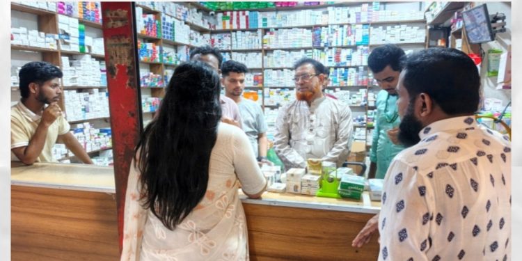 বন্দরে মেয়াদোত্তীর্ণ ও অনিবন্ধিত ঔষধ বিক্রির অভিযোগে ফার্মেসিকে ভ্রাম্যমাণ আদালতে জরিমানা