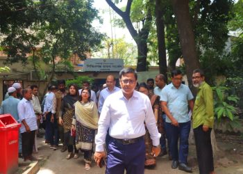 বিভিন্ন সরকারি দপ্তর ও শিক্ষা প্রতিষ্ঠান পরিদর্শন করলেন জেলা প্রশাসক