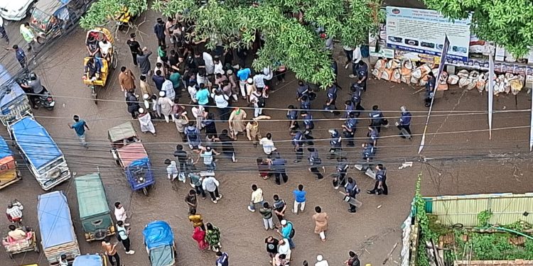 চাষাঢ়া কলেজ রোডে ছাত্রদল ও শিবিরের মধ্যে সংঘর্ষ