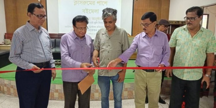 নারায়নগঞ্জে বিদ্যানিকেতন ক্লাস রুমের পাশে বইমেলা শুরু