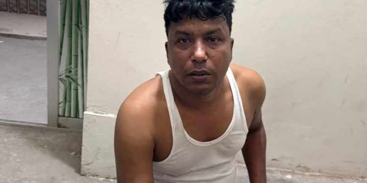 সোনারগাঁয়ে ট্রাক ডাকাতিকালে ভুয়া পুলিশ সদস্য গ্রেপ্তার