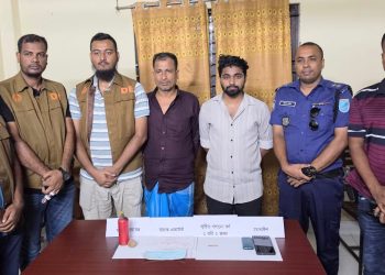 ফতুল্লায় লুণ্ঠিত স্বর্ণ ও মোবাইল সহ আন্তঃজেলা দুই ডাকাত গ্রেপ্তার