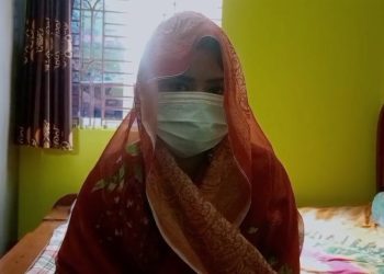 সোনারগায়ে বিয়ের দাবিতে প্রেমিকের বাড়িতে তরুণীর অনশন