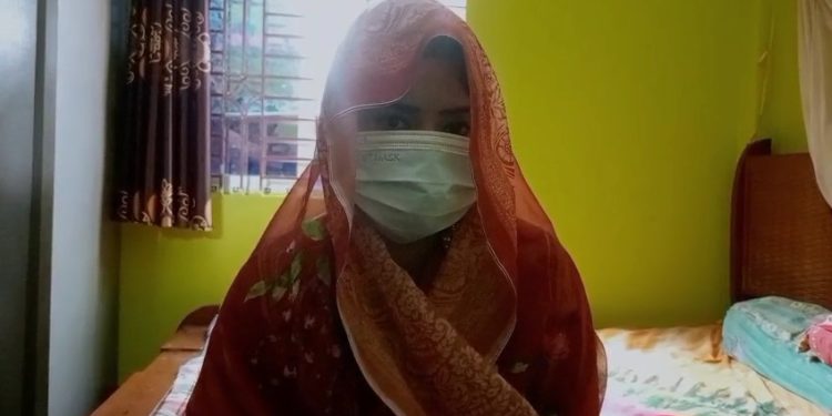সোনারগায়ে বিয়ের দাবিতে প্রেমিকের বাড়িতে তরুণীর অনশন