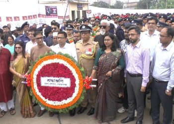 নারায়ণগঞ্জ জেলা প্রশাসনের উদ্যোগে জুলাই স্মৃতিস্তম্ভে পুস্পার্ঘ অর্পণ