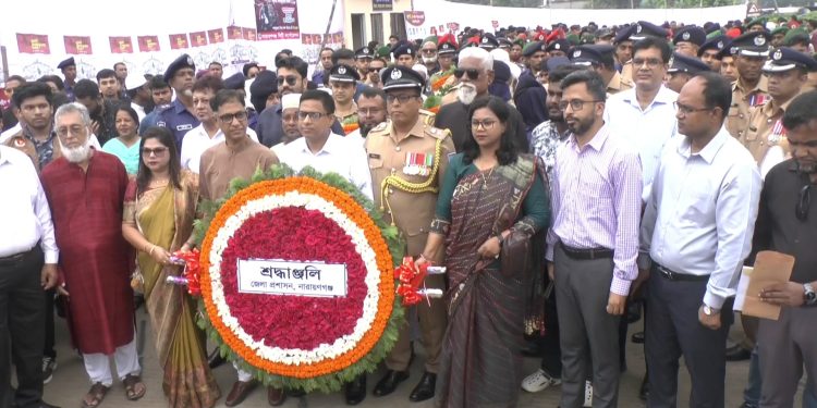 নারায়ণগঞ্জ জেলা প্রশাসনের উদ্যোগে জুলাই স্মৃতিস্তম্ভে পুস্পার্ঘ অর্পণ