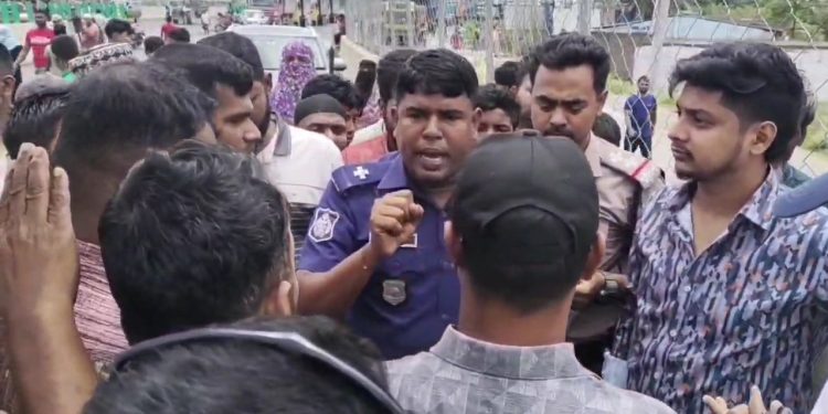 রূপগঞ্জে এশিয়ান হাইওয়ে সড়কের আন্ডারপাসের দাবীতে সড়ক অবরোধ 
