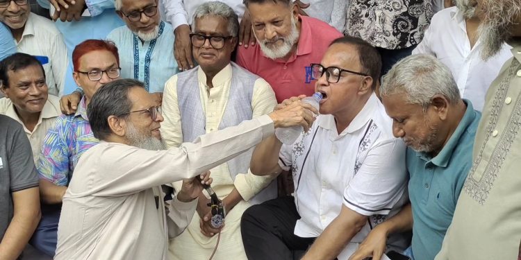 নারায়ণগঞ্জে প্রিপেইড মিটার বাতিলের দাবিতে গণঅনশন
