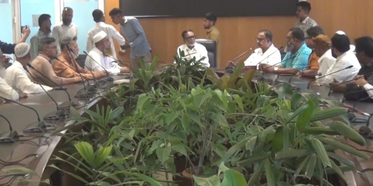 নারায়ণগঞ্জে নির্মাণাধীন কদমরসুল সেতুর দখলকৃত ভূমি উচ্ছেদের দাবিতে স্মারকলিপি