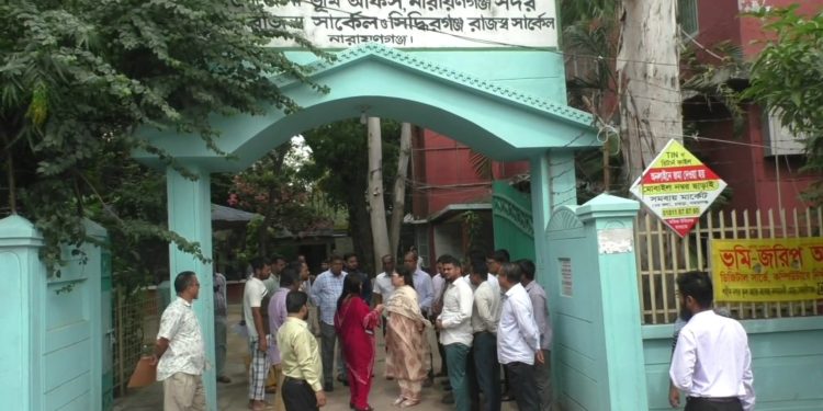 সময়মতো অফিসে না থাকা ২ এসিল্যান্ডসহ ভূমি অফিসের ২০ জনকে শোকজ